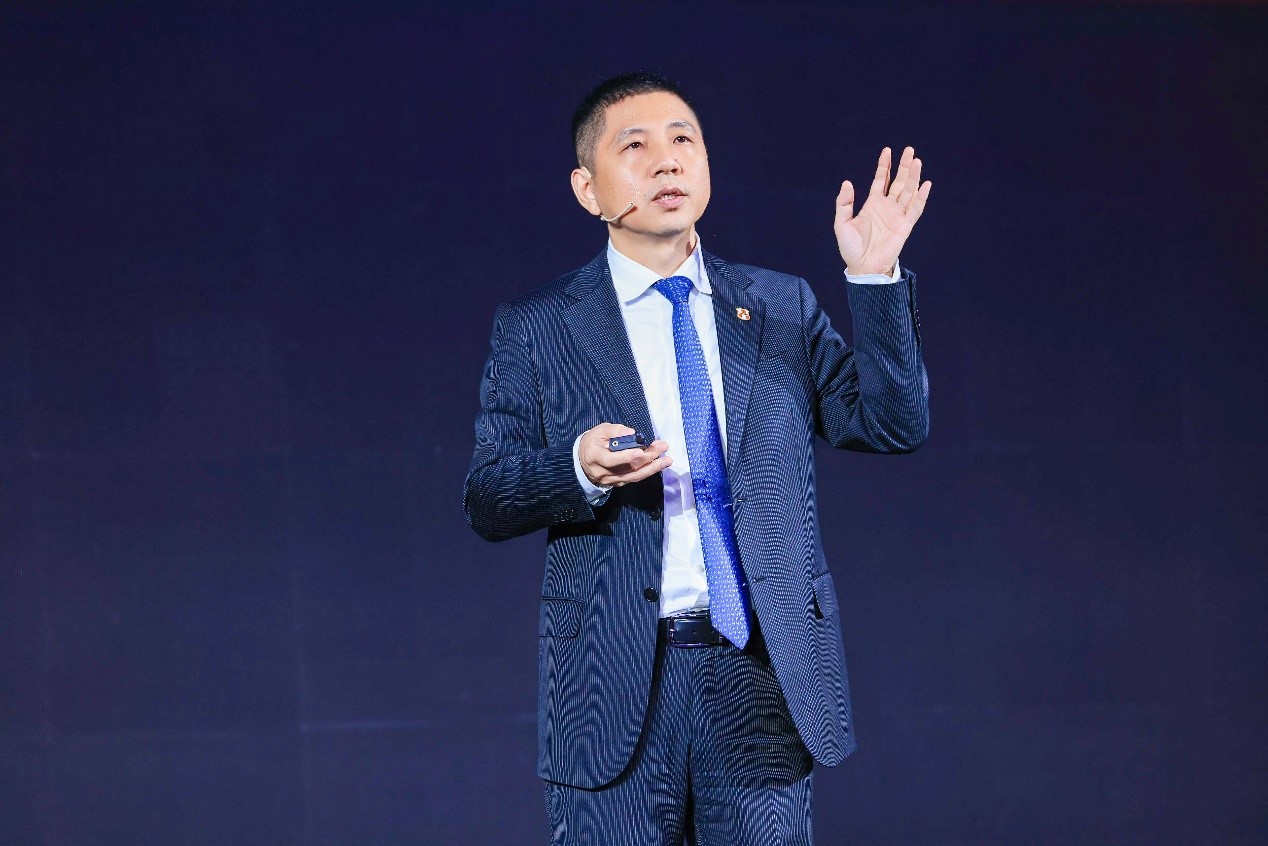 Leon Wang, President of Data Communication Product Line, Huawei, delivering a speech